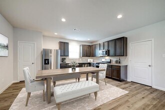 934 Grand Emperor DR in Houston, TX - Building Photo - Building Photo