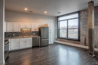 800 N Clinton St in Syracuse, NY - Building Photo - Building Photo