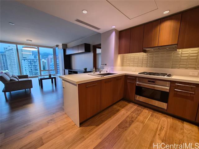 1555 Kapiolani Blvd in Honolulu, HI - Building Photo - Building Photo