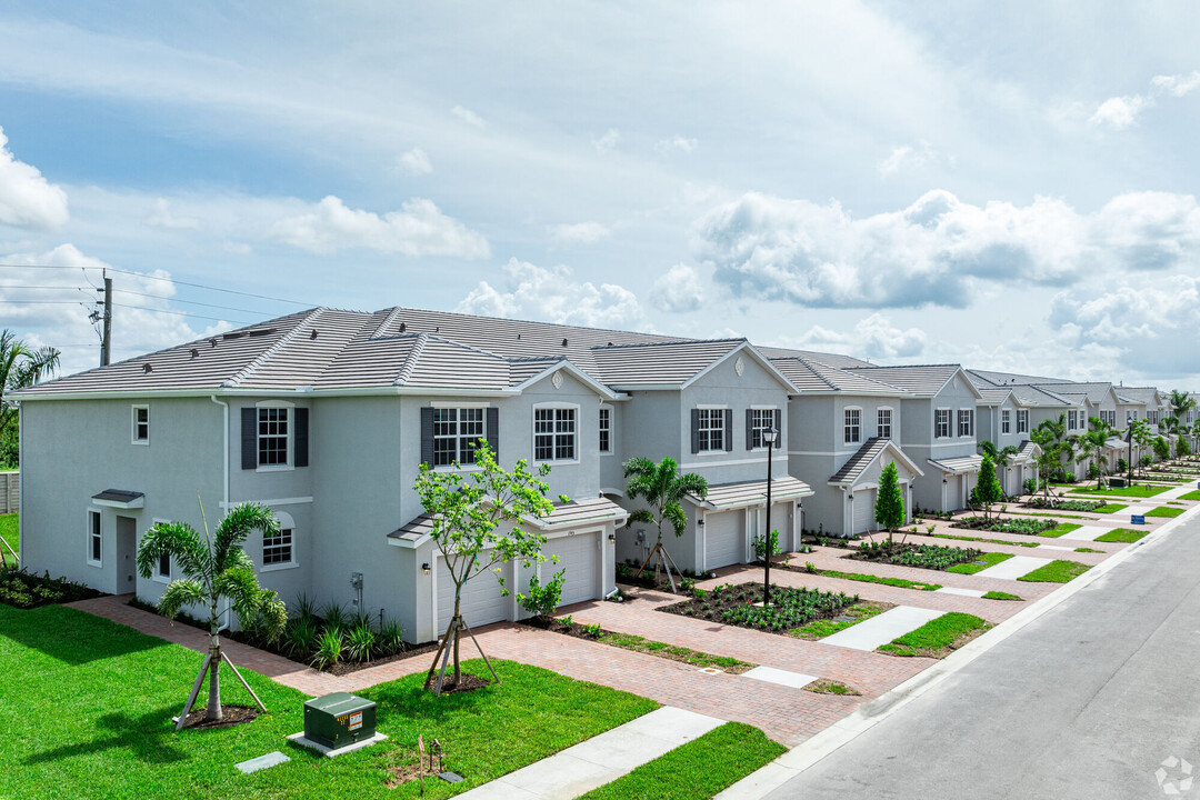 Adela at Orange Blossom in Naples, FL - Foto de edificio