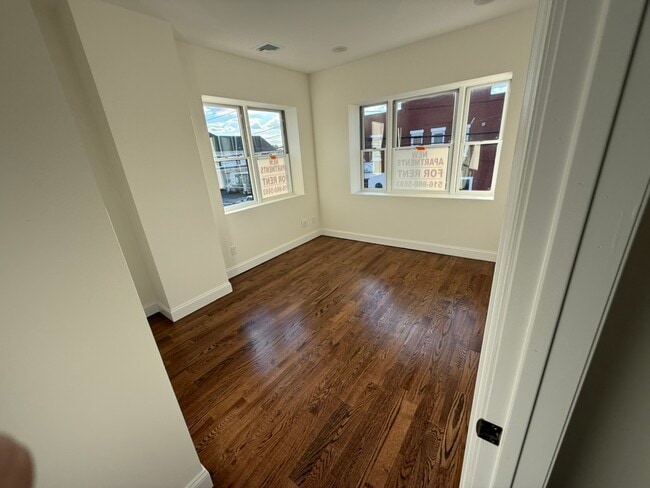 272 Broadway, Unit B in Bethpage, NY - Foto de edificio - Building Photo