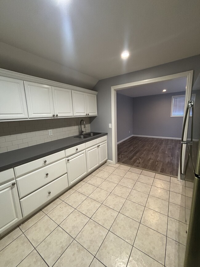 923 E 21st St, Unit Studio