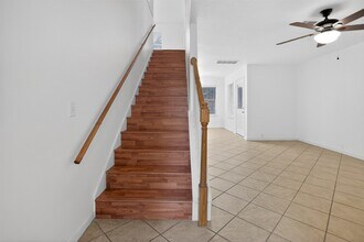 17627 S Summit Canyon Dr in Houston, TX - Building Photo - Building Photo