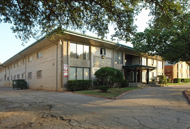 Villa Fortuna Apartments in Dallas, TX - Foto de edificio - Building Photo