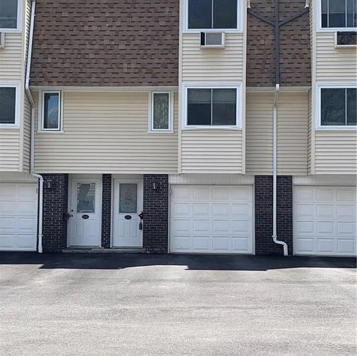 93 Chestnut St, Unit apt F in Bethel, CT - Building Photo