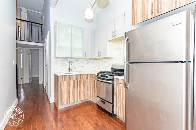 1136 Willoughby Ave, Unit 1R in Brooklyn, NY - Building Photo - Building Photo