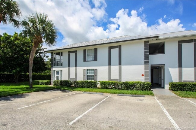 801 SE Central Pkwy in Stuart, FL - Building Photo - Building Photo