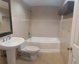 1450 NE 191st St in Miami, FL - Building Photo - Building Photo