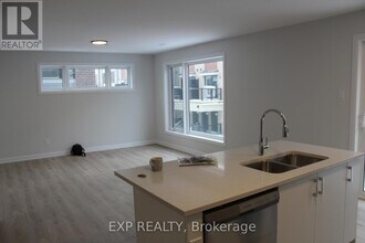 401 Glenroy Gilbert Dr in Ottawa, ON - Building Photo - Building Photo