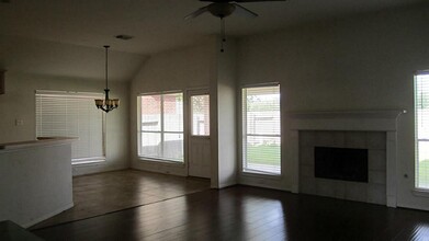 11935 Dinosaur Valley Dr in Sugar Land, TX - Building Photo - Building Photo