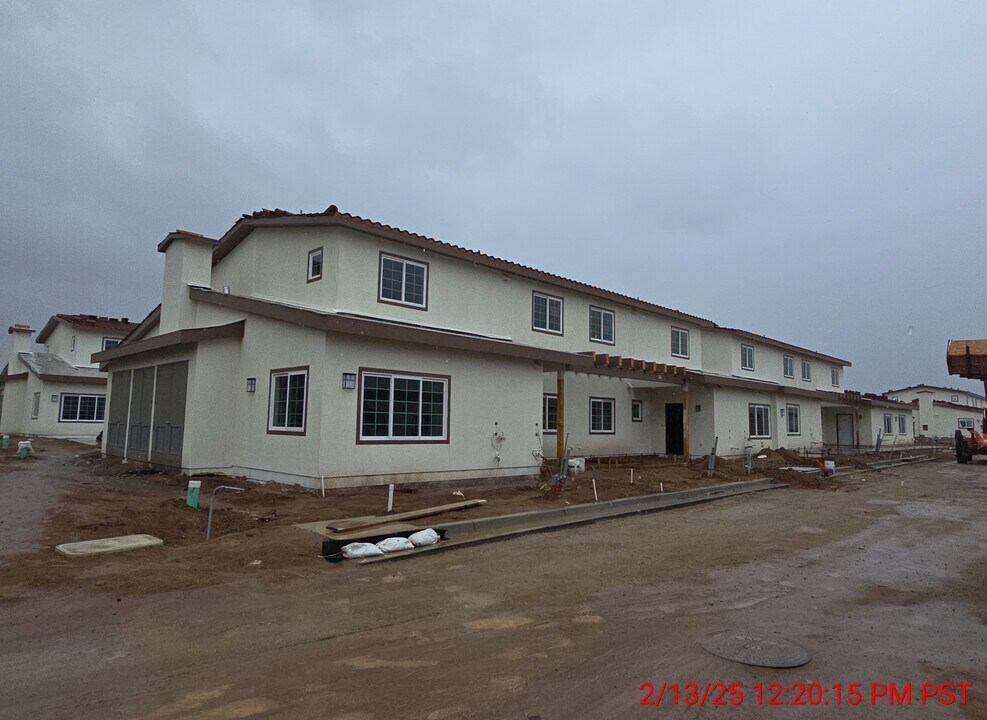 Juniper Valley Townhomes in Palmdale, CA - Building Photo