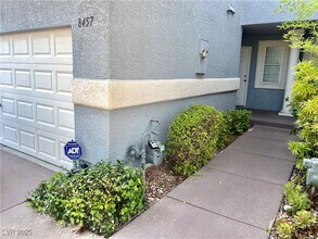 8457 Pacific Fountain Ave in Las Vegas, NV - Foto de edificio - Building Photo