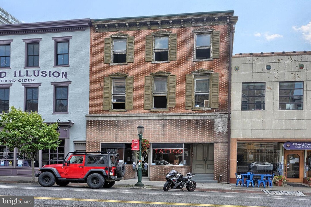 30 W High St in Carlisle, PA - Building Photo