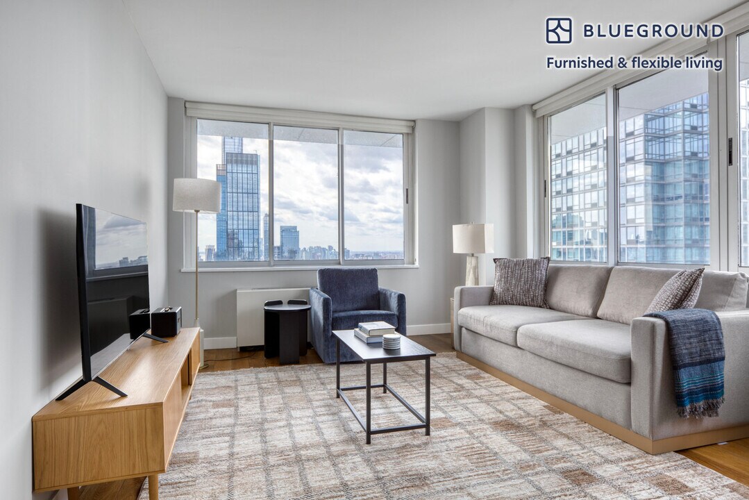 560 W 43rd St in New York, NY - Building Photo