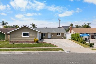 17551 Misty Ln in Huntington Beach, CA - Building Photo