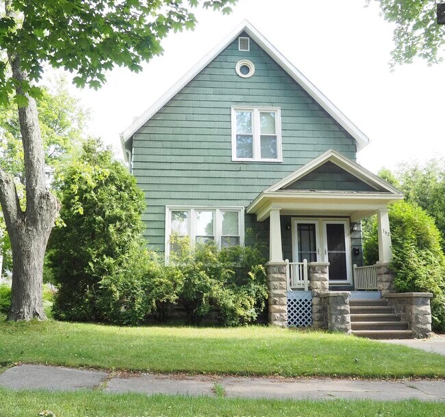 362 3rd St Rentals in Manistee, MI