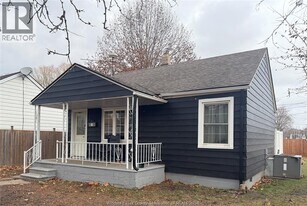 3693 Queen St in Windsor, ON - Building Photo