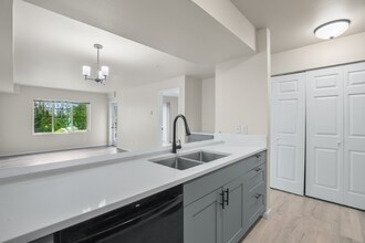 12040 Bridgeport Way SW in Lakewood, WA - Building Photo - Building Photo