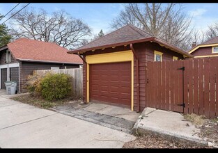 2749 N Grant Blvd in Milwaukee, WI - Building Photo - Building Photo