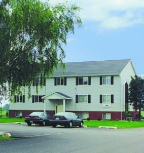 Queenwood Apartments in Morton, IL - Building Photo