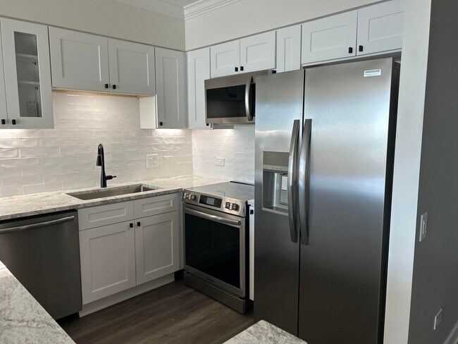 property at 512 N McClurg Ct