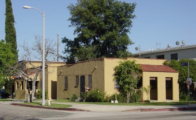 4876-4880 Tujunga Ave in North Hollywood, CA - Foto de edificio - Building Photo