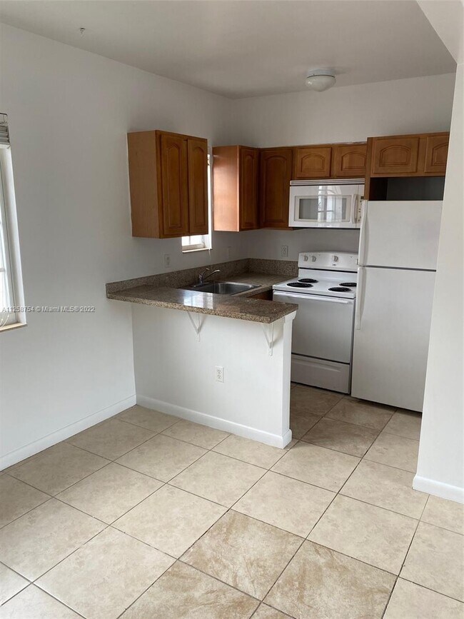 7130 Rue Versailles Dr-Unit -9 in Miami Beach, FL - Building Photo - Building Photo