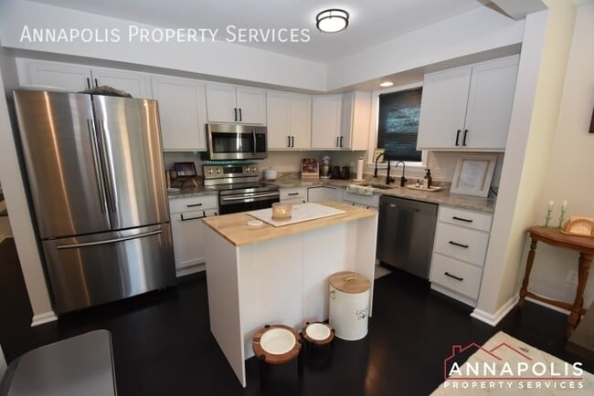 114 Oakwood Rd in Edgewater, MD - Building Photo - Building Photo