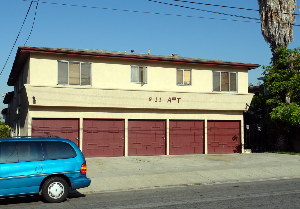 911 Edgewood St in Inglewood, CA - Building Photo