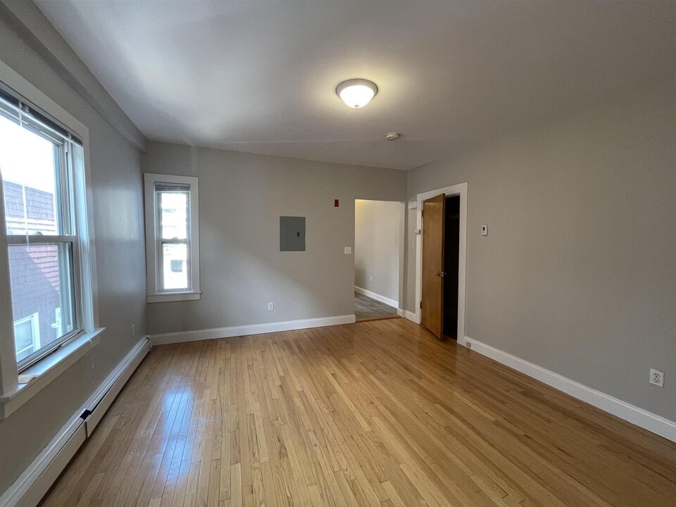 220 Banks St, Unit 5 in Cambridge, MA - Building Photo