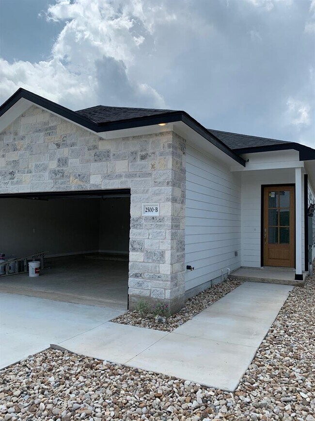 2500 American Dr in Lago Vista, TX - Foto de edificio - Building Photo