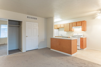 Chamberlain and Lawnfair Apartments in Fairlawn, OH - Building Photo - Interior Photo