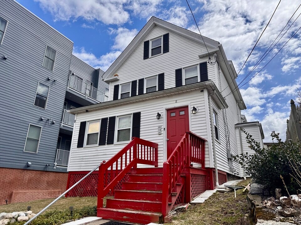 8 Walnut St in Quincy, MA - Building Photo