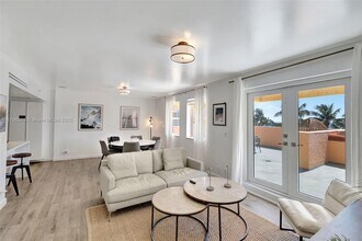 834 Ocean Dr in Miami Beach, FL - Building Photo - Building Photo