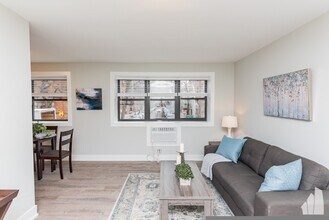 525 W Surf St, Unit 519 in Chicago, IL - Foto de edificio - Building Photo