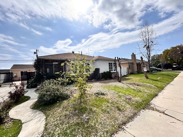 19624 Bassett St, Unit E in Reseda, CA - Building Photo - Building Photo