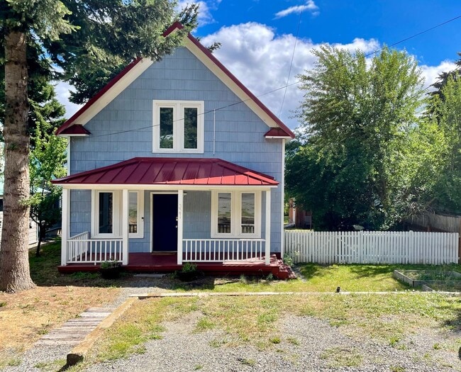 321 W 4th St in Cle Elum, WA - Building Photo - Building Photo
