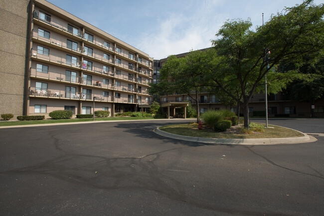 Lakeland Place in Waterford, MI - Foto de edificio - Building Photo