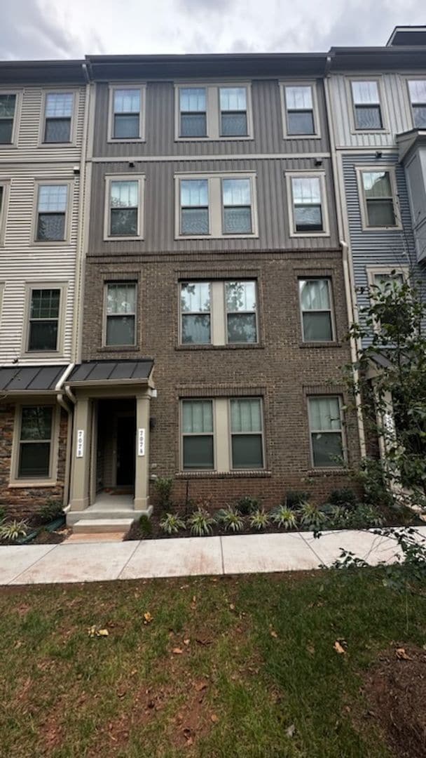 707 Thomas Ln in Manassas Park, VA - Foto de edificio - Building Photo