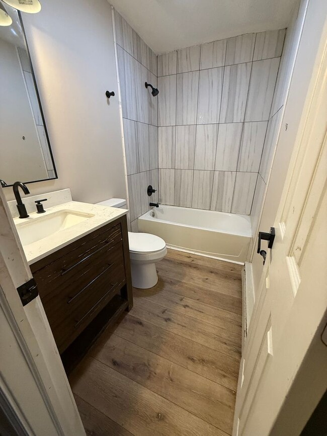 3101-3105 S Madison St