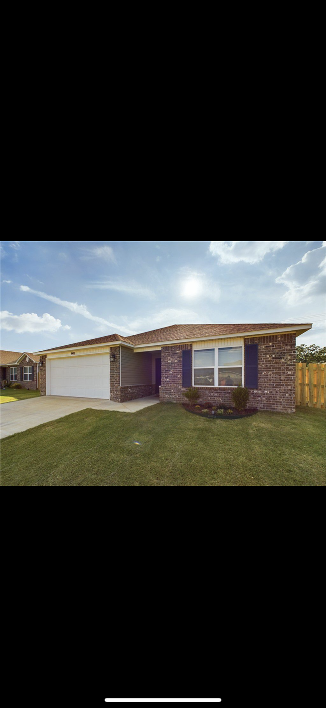 901 Belhaven Rd in Centerton, AR - Building Photo - Building Photo