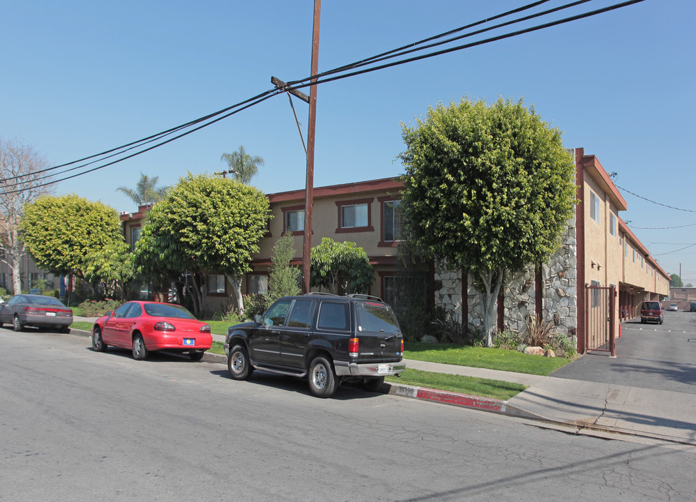 16220 Cornuta Apartments in Bellflower, CA - Building Photo