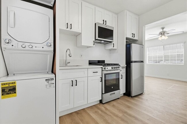 2425 S Ridgeley Dr in Los Angeles, CA - Building Photo - Building Photo