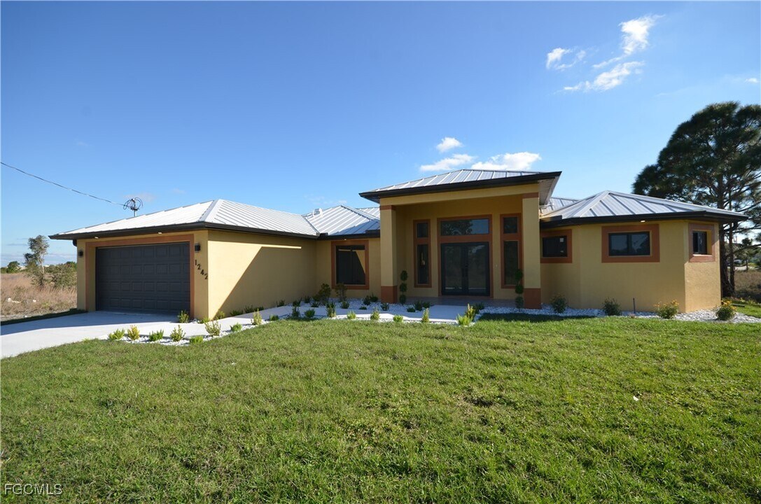 1242 Hathor St E in Lehigh Acres, FL - Building Photo