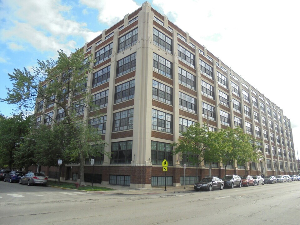 3963 W Belmont Ave in Chicago, IL - Building Photo