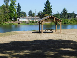 Lakeside Manor Townhomes in Albany, OR - Building Photo - Building Photo