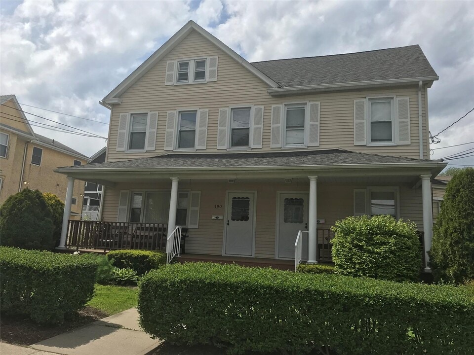 190 Park Ave in Harrison, NY - Building Photo