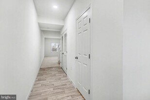 7867 Oakbrook Dr in Harrisburg, PA - Building Photo