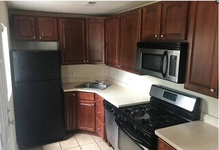 4728 Umbria St in Philadelphia, PA - Foto de edificio - Building Photo