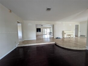 1900 NE 186th Dr in North Miami Beach, FL - Building Photo - Building Photo